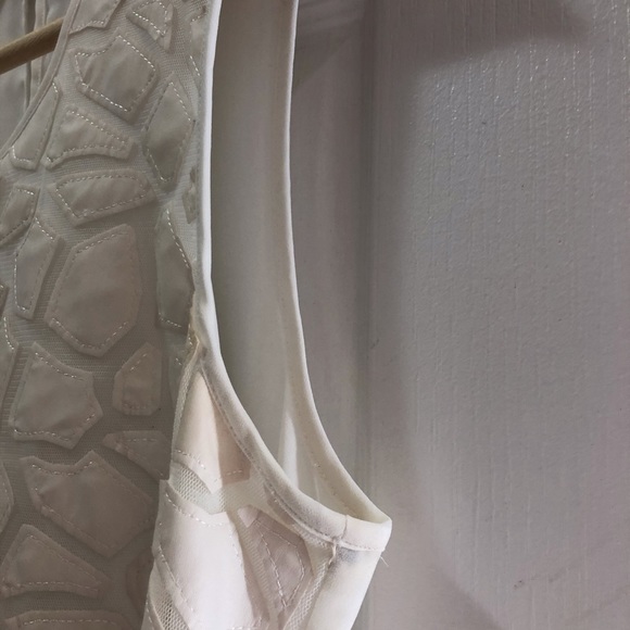 Sale! 🌟 Vince Camuto white top w white appliqués 💋 - Picture 8 of 10